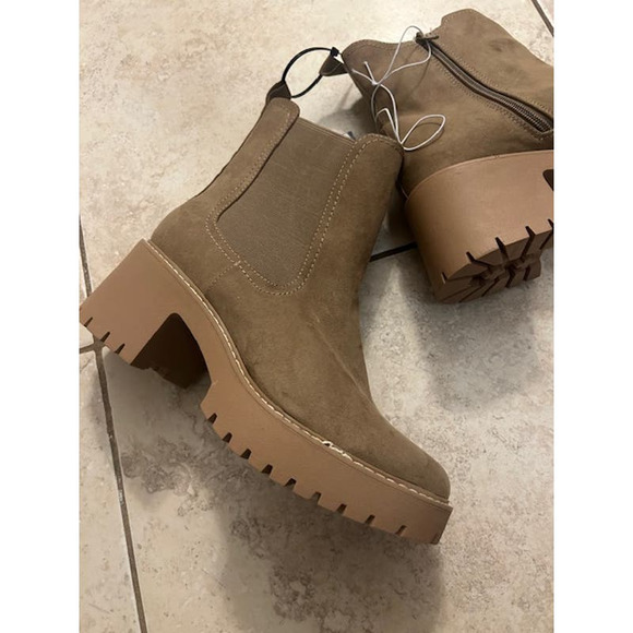 Universal Threads Light Tan Carmel Brown Boot SIze 10  NWT - Picture 2 of 4